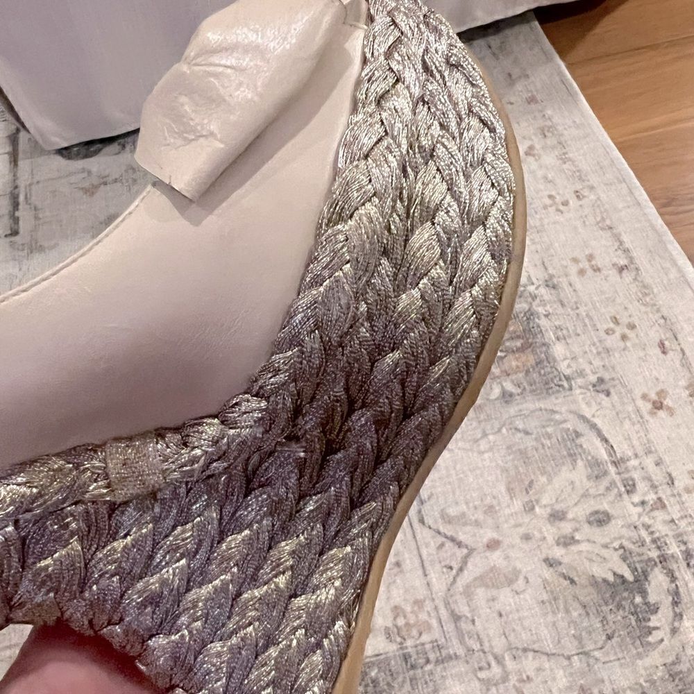 Stuart Weitzman Softbow metallic wedge size 6.5 - Picture 4 of 10